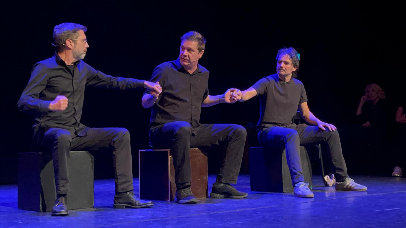 Theatergroep pit speelt 10 oktober 2025 - drie mannen hand in hand
