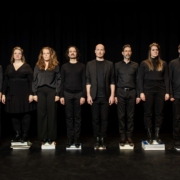 De spelers van Theatergroep PIT op een rij op het podium